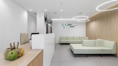 Entrada e Sala de espera da clinica de Madrid iluminada com a Tromilux